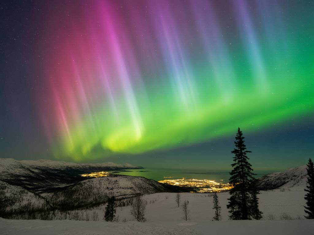 How to combine cloud cover, moonlight, and KP index to predict your best northern lights viewing night near the city
